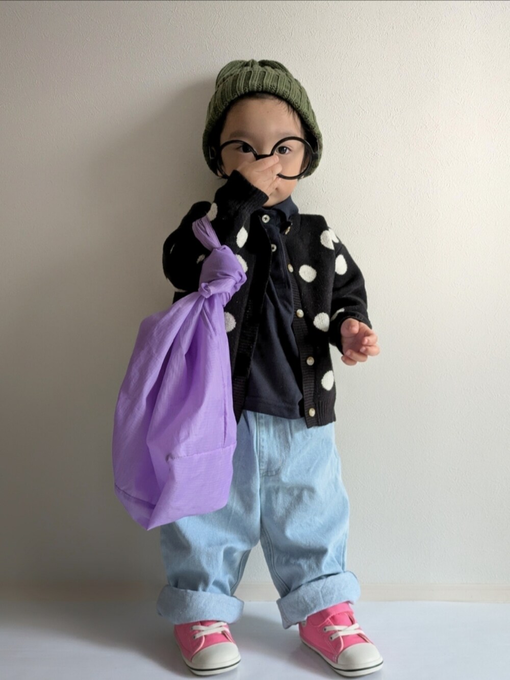 「淡色コーデ、キッズファッション、1歳、男の子コーデ、レイヤードスタイル、デニムパンツ、コンバース、カーディガン、めがね、おでかけコーデ、秋コーデ、パステルカラー、カジュアルコーデ、きれいめカジュアル、ポロシャツ」｜「セカストのアイテム（ニットキャップ/ビーニー、グリーン系）」を使った、EITOさん（キッズ・90cm）の秋コーディネートの3枚目の写真