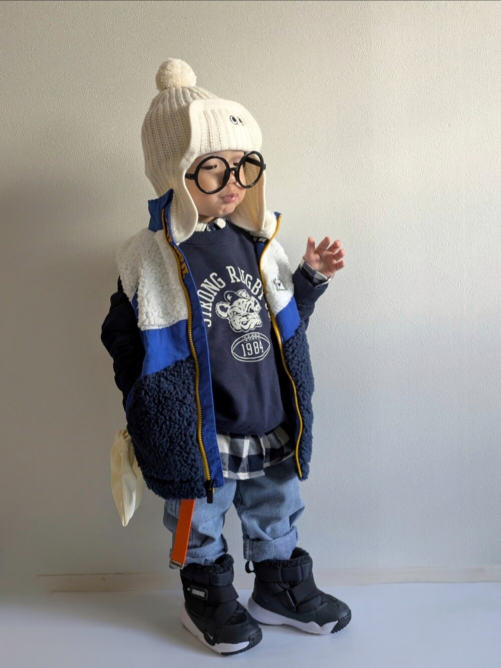 「冬コーデ、マイベストコーデ2024、2歳、ボアベスト、NIKE、ナイキ、ユニクロ、UNIQLO、ガチャベルト、ローリーズファーム(LOWRYS FARM)、ブーツ、スノーブーツ、ニット帽、レイヤードスタイル、キッズファッション」｜「Rabi*❤️ありがとう💕💕のアイテム（その他、その他）」を使った、EITOさん（キッズ・90cm）の冬コーディネートの3枚目の写真