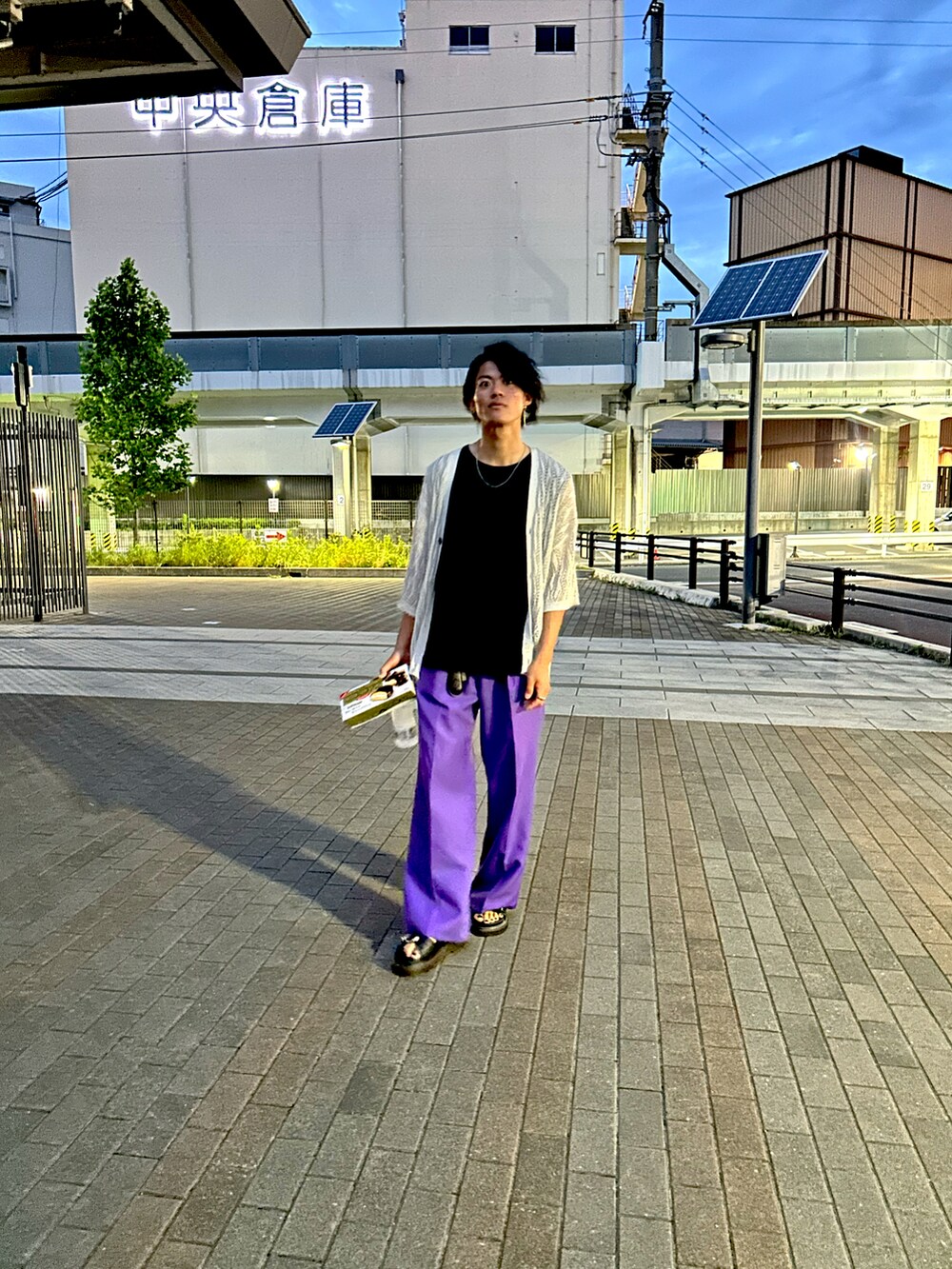 ホワイト系のその他パンツ、ホワイト系のカーディガン/ボレロ、ブラック系のタンクトップを着用したメンズの春コーディネートの2枚目の写真