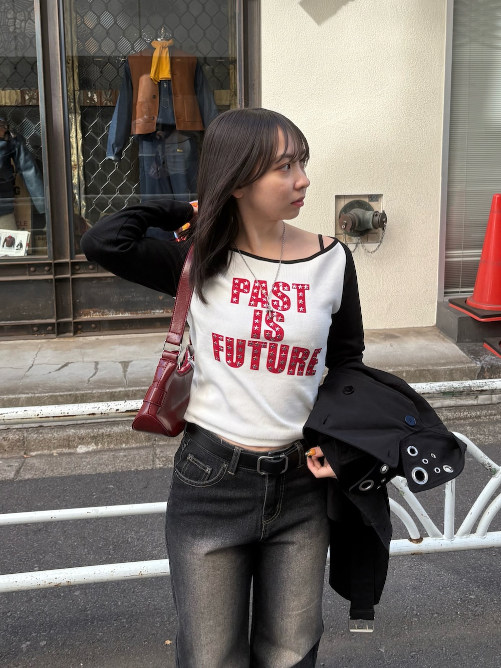 ブラック系のTシャツ/カットソー、ブラック系のピーコート、ブラック系のパンプスを着用したレディースの冬コーディネートの3枚目の写真