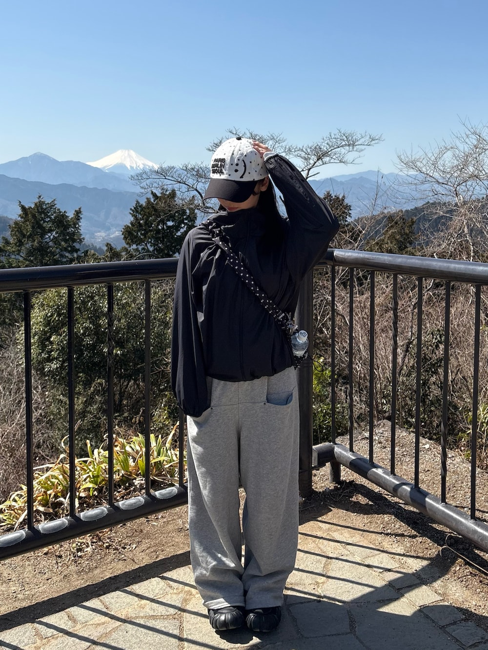 グレー系のスウェットパンツ、ブラック系のジャケット/アウター、ホワイト系のスニーカーを着用したレディースの春コーディネートの3枚目の写真