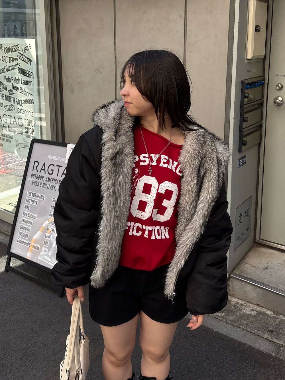 ブラック系のその他パンツ、レッド系のスウェット、ホワイト系のショルダーバッグを着用したレディースの秋コーディネートの2枚目の写真