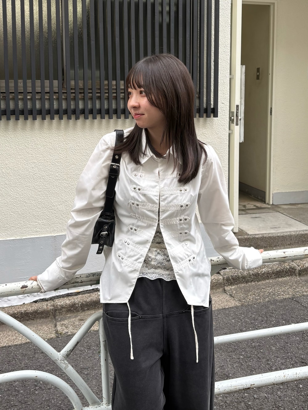 ホワイト系のシャツ/ブラウス、ホワイト系のTシャツ/カットソー、ブラック系のスウェットパンツを着用したレディースの春コーディネートの2枚目の写真