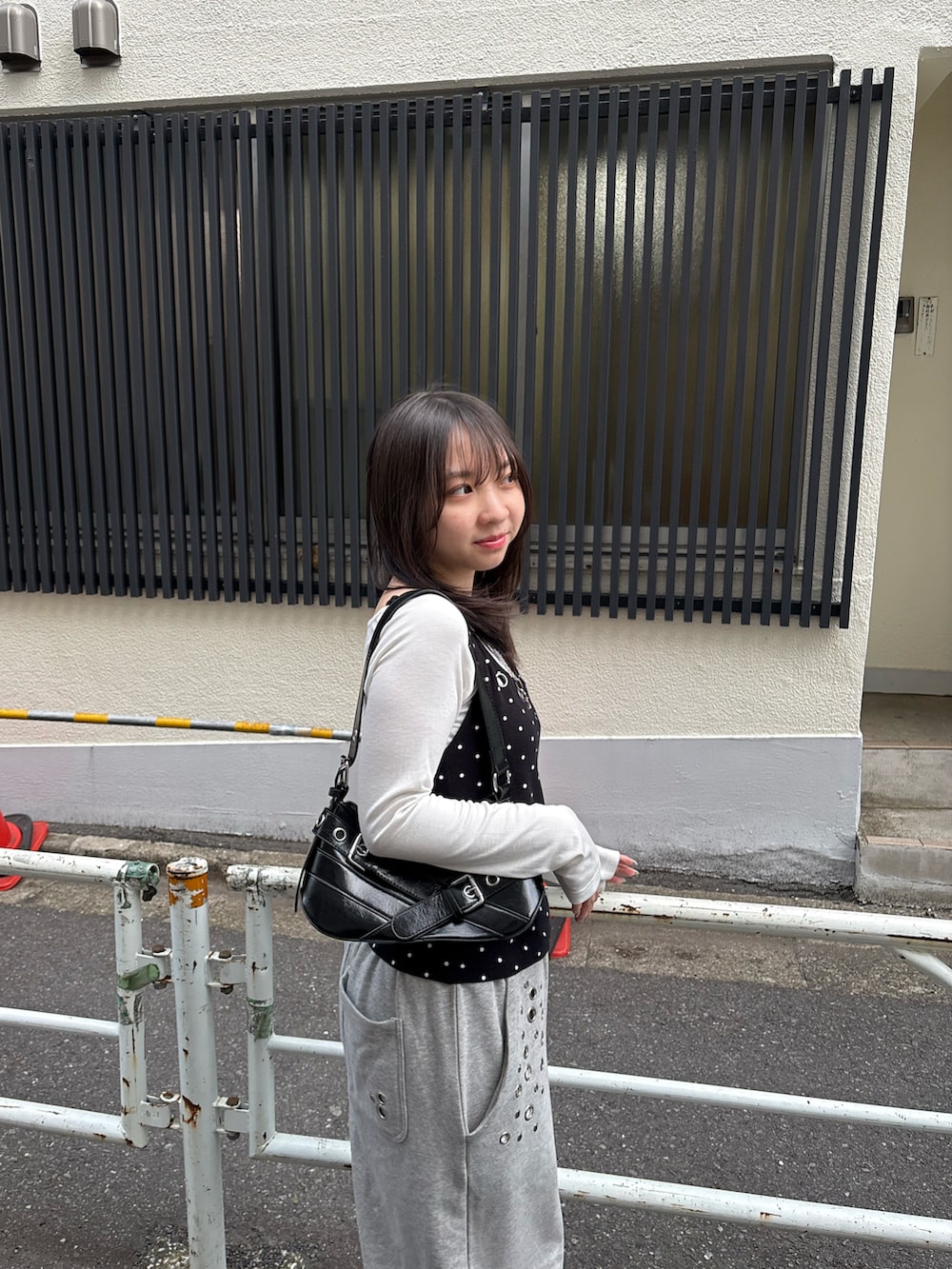 ブラック系のTシャツ/カットソー、グレー系のスウェットパンツを着用したレディースの春コーディネートの3枚目の写真