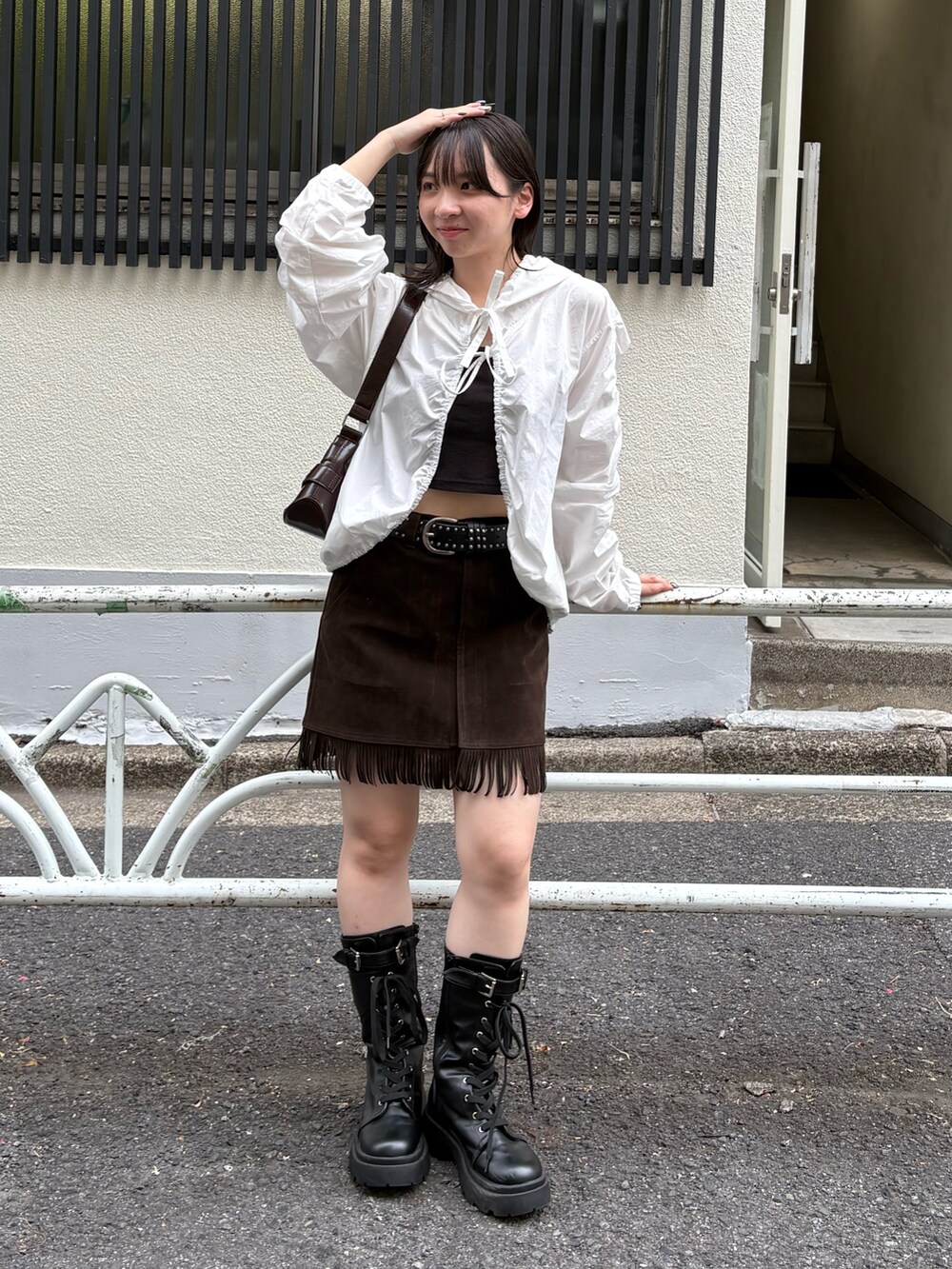 ホワイト系のブルゾン、ブラウン系のスカート、ブラック系のベルトを着用したレディースの秋コーディネートの2枚目の写真