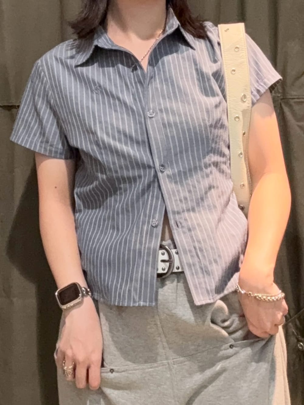 ブルー系のシャツ/ブラウス、ホワイト系のショルダーバッグ、グレー系のスウェットパンツを着用したレディースの夏コーディネートの3枚目の写真