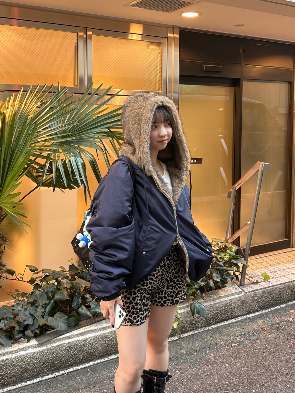ブルー系のブルゾン、ブラウン系のその他パンツ、ブラック系のベルトを着用したレディースの冬コーディネートの2枚目の写真