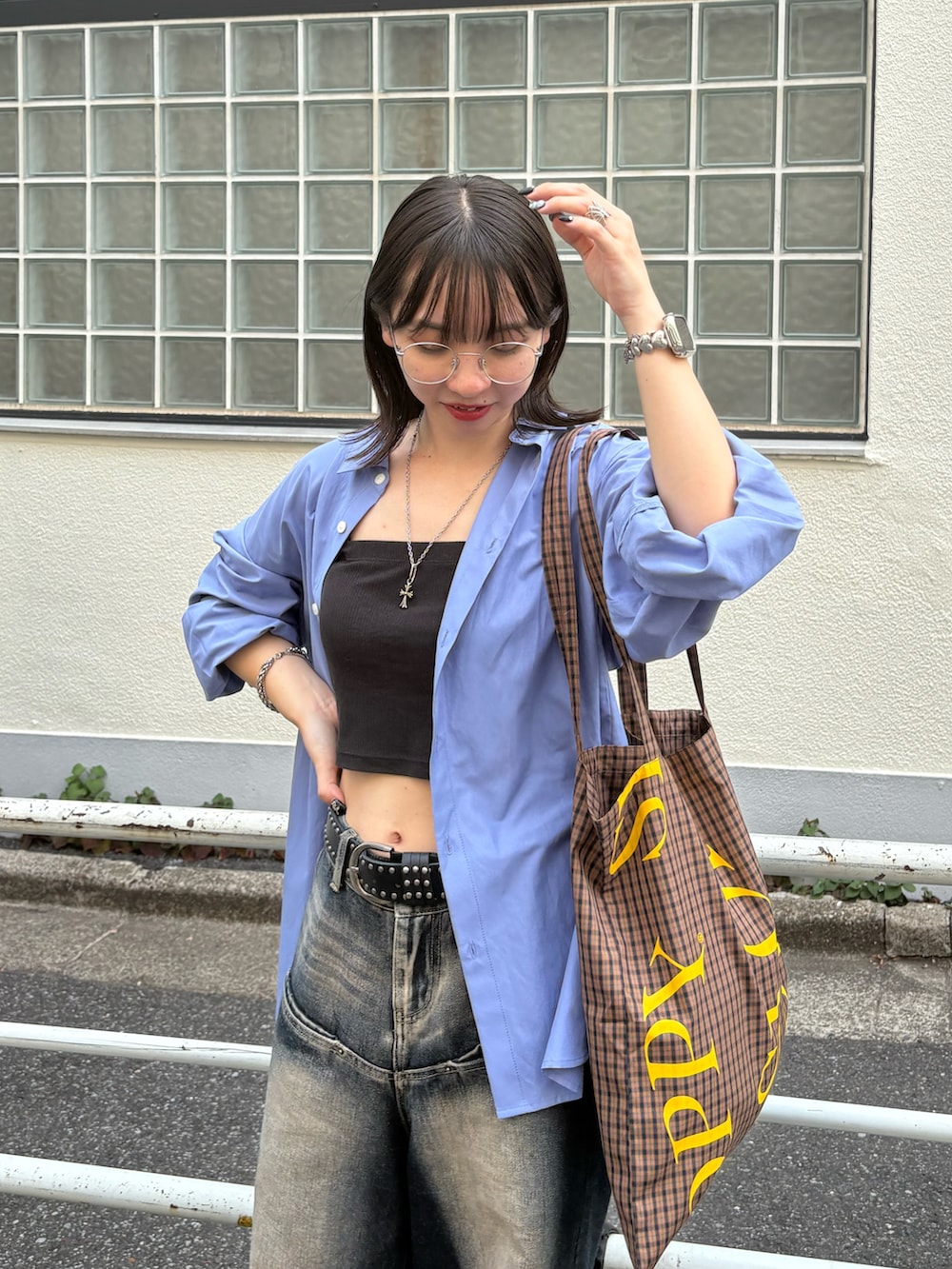 ブルー系のシャツ/ブラウス、ブルー系のデニムパンツ、イエロー系のパンプスを着用したレディースの夏コーディネートの2枚目の写真