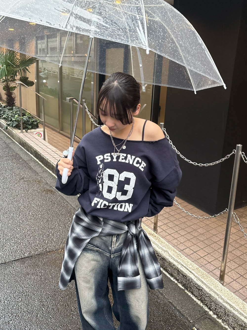 ブルー系のスウェット、ブルー系のデニムパンツを着用したレディースの秋コーディネートの2枚目の写真