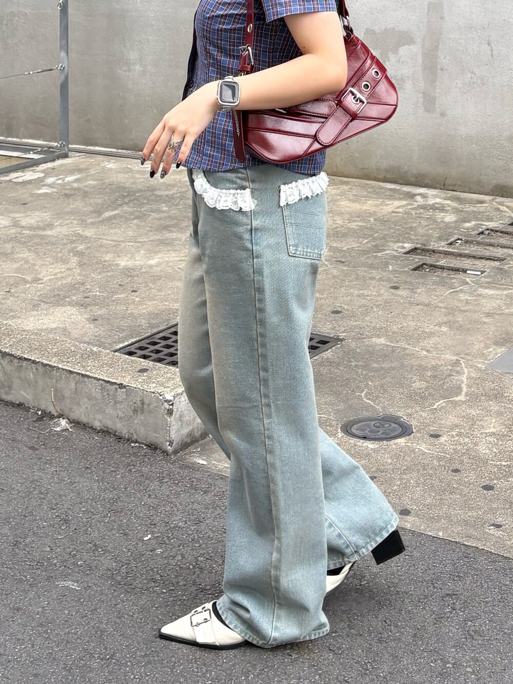 ブルー系のシャツ/ブラウス、ブルー系のデニムパンツ、ホワイト系のパンプスを着用したレディースの夏コーディネートの3枚目の写真