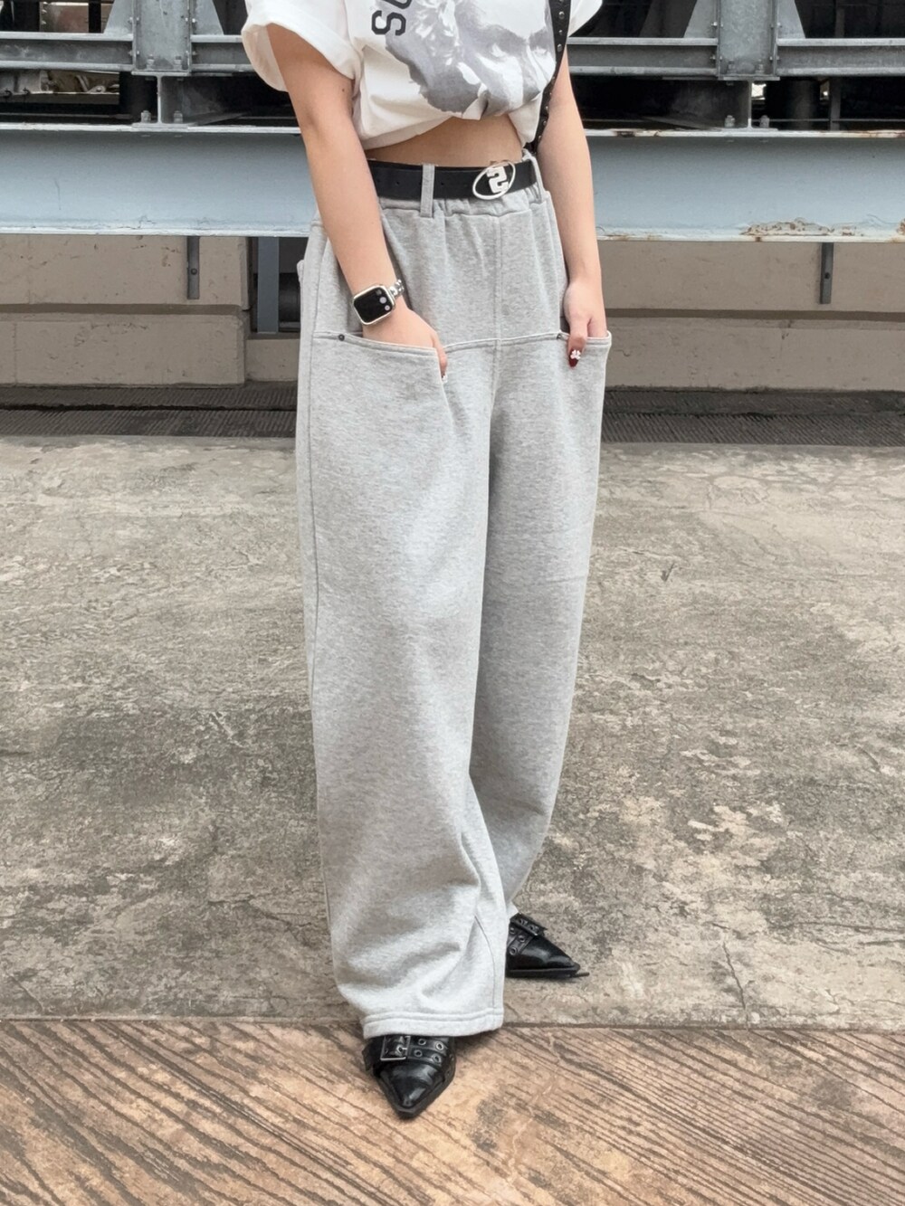 ブラック系のパンプス、グレー系のスウェットパンツ、ホワイト系のTシャツ/カットソーを着用したレディースの夏コーディネートの2枚目の写真