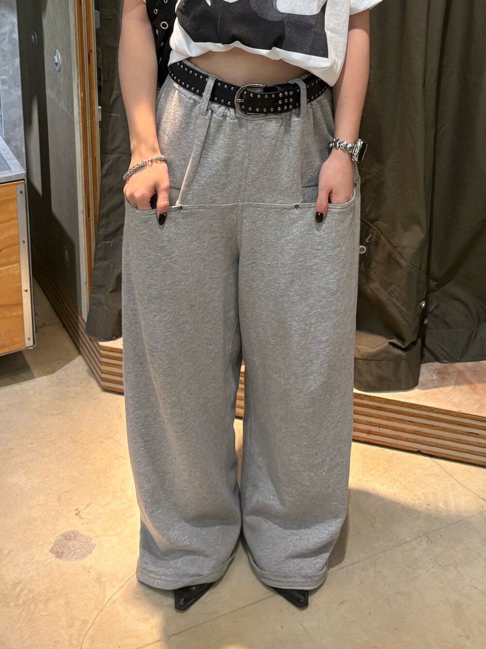 ホワイト系のTシャツ/カットソー、ブラック系のショルダーバッグ、グレー系のスウェットパンツを着用したレディースの夏コーディネートの3枚目の写真