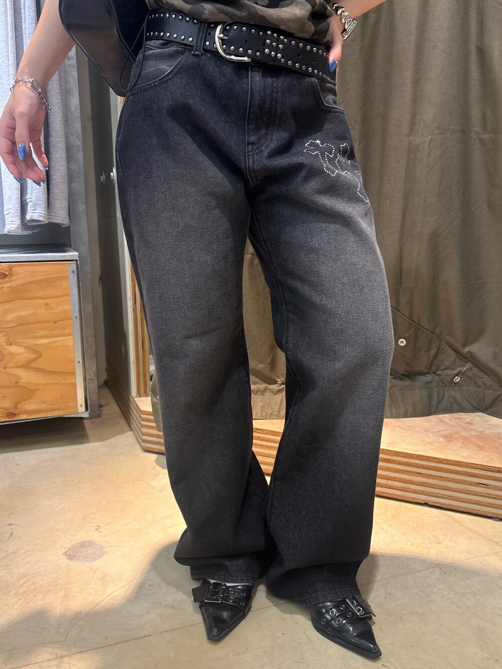 グリーン系のTシャツ/カットソー、ブラック系のパンプス、ブラック系のデニムパンツを着用したレディースの夏コーディネートの3枚目の写真