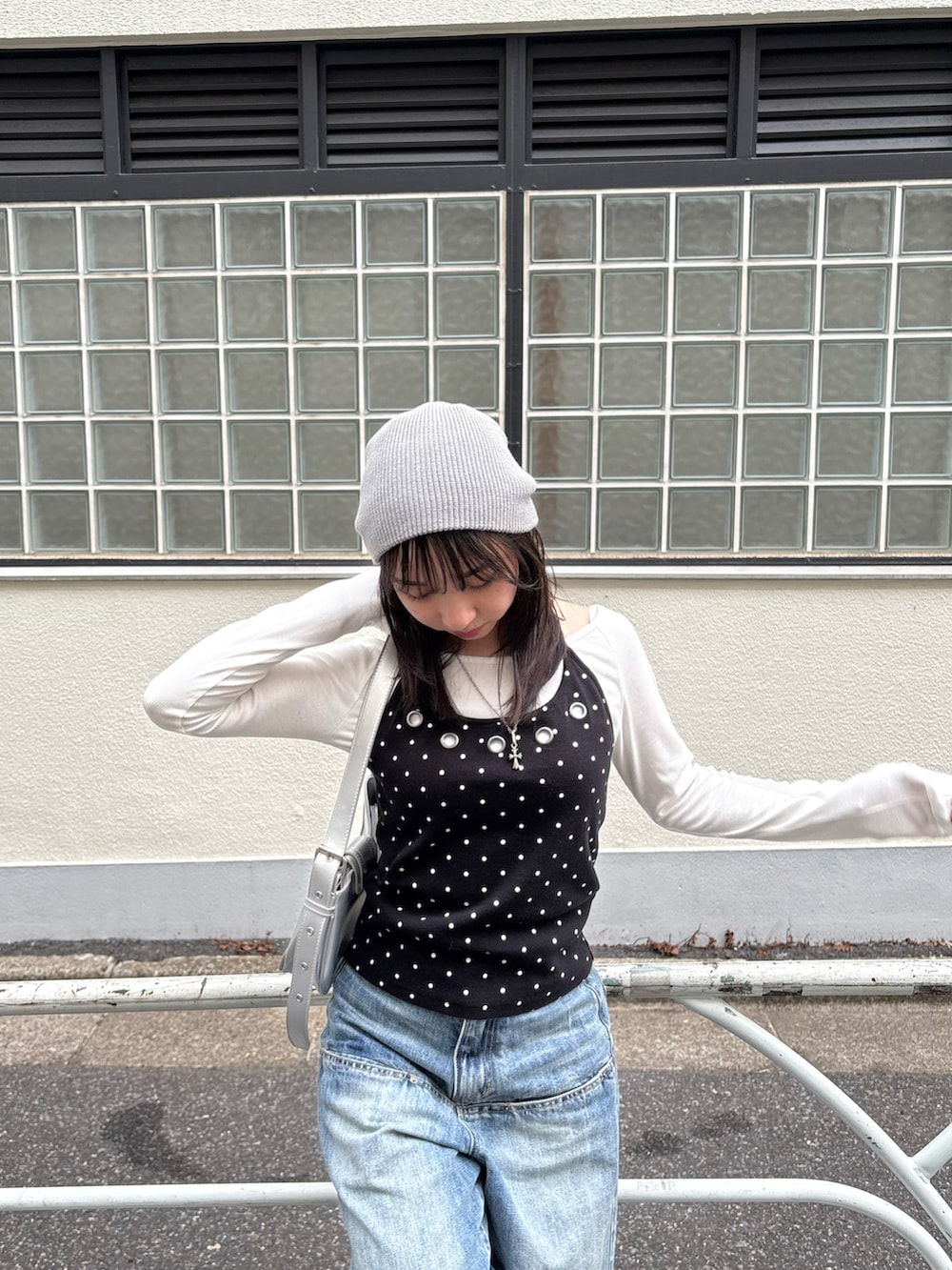 ブラック系のTシャツ/カットソー、ブルー系のデニムパンツを着用したレディースの春コーディネートの2枚目の写真