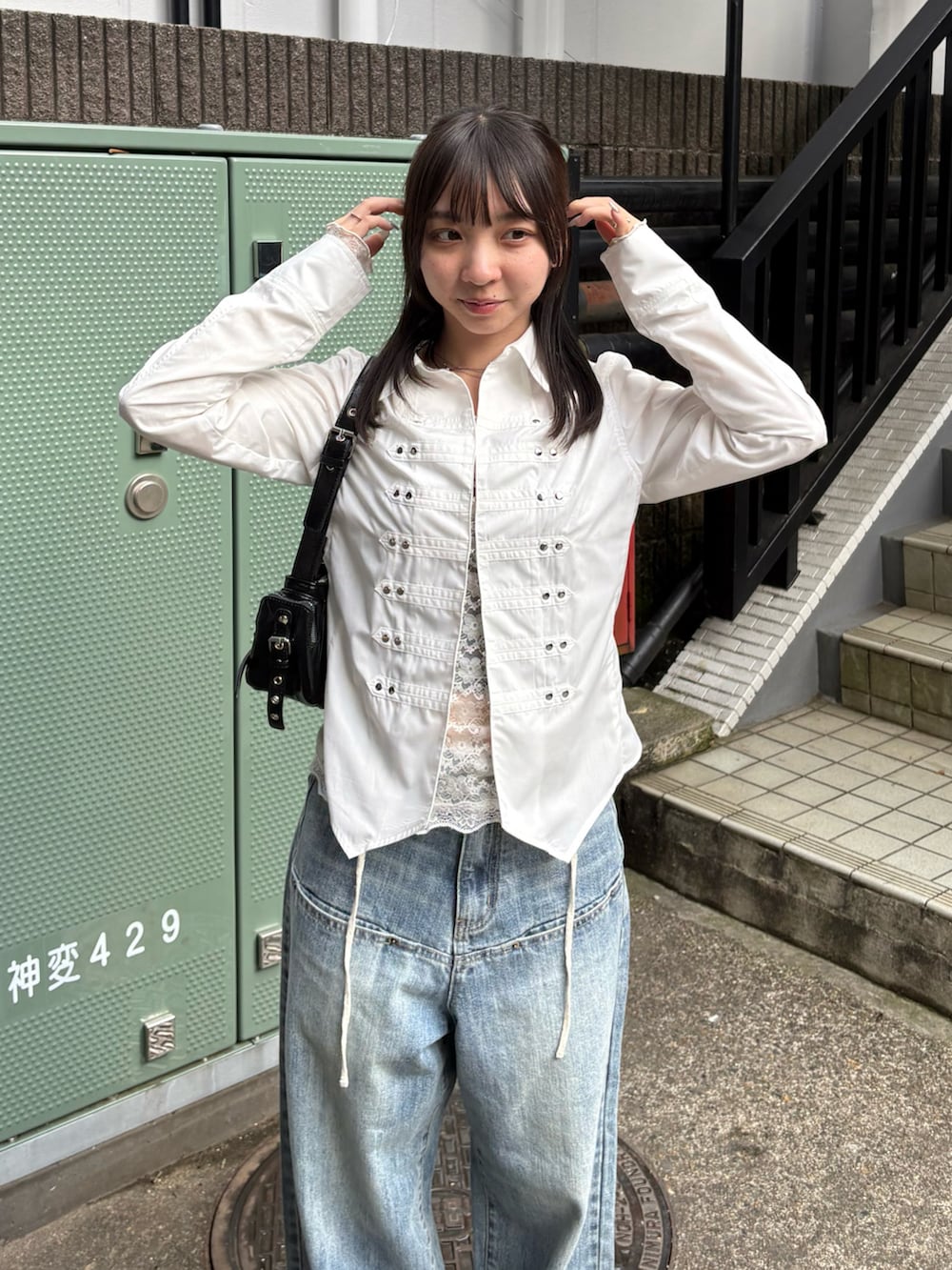 ブルー系のデニムパンツ、ホワイト系のシャツ/ブラウス、ホワイト系のTシャツ/カットソーを着用したレディースの春コーディネートの2枚目の写真