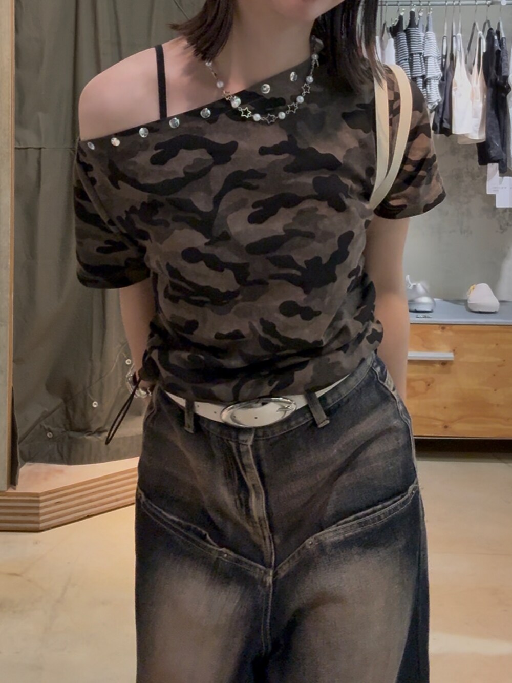 ブラック系のパンプス、ブルー系のデニムパンツ、グリーン系のTシャツ/カットソーを着用したレディースの夏コーディネートの3枚目の写真