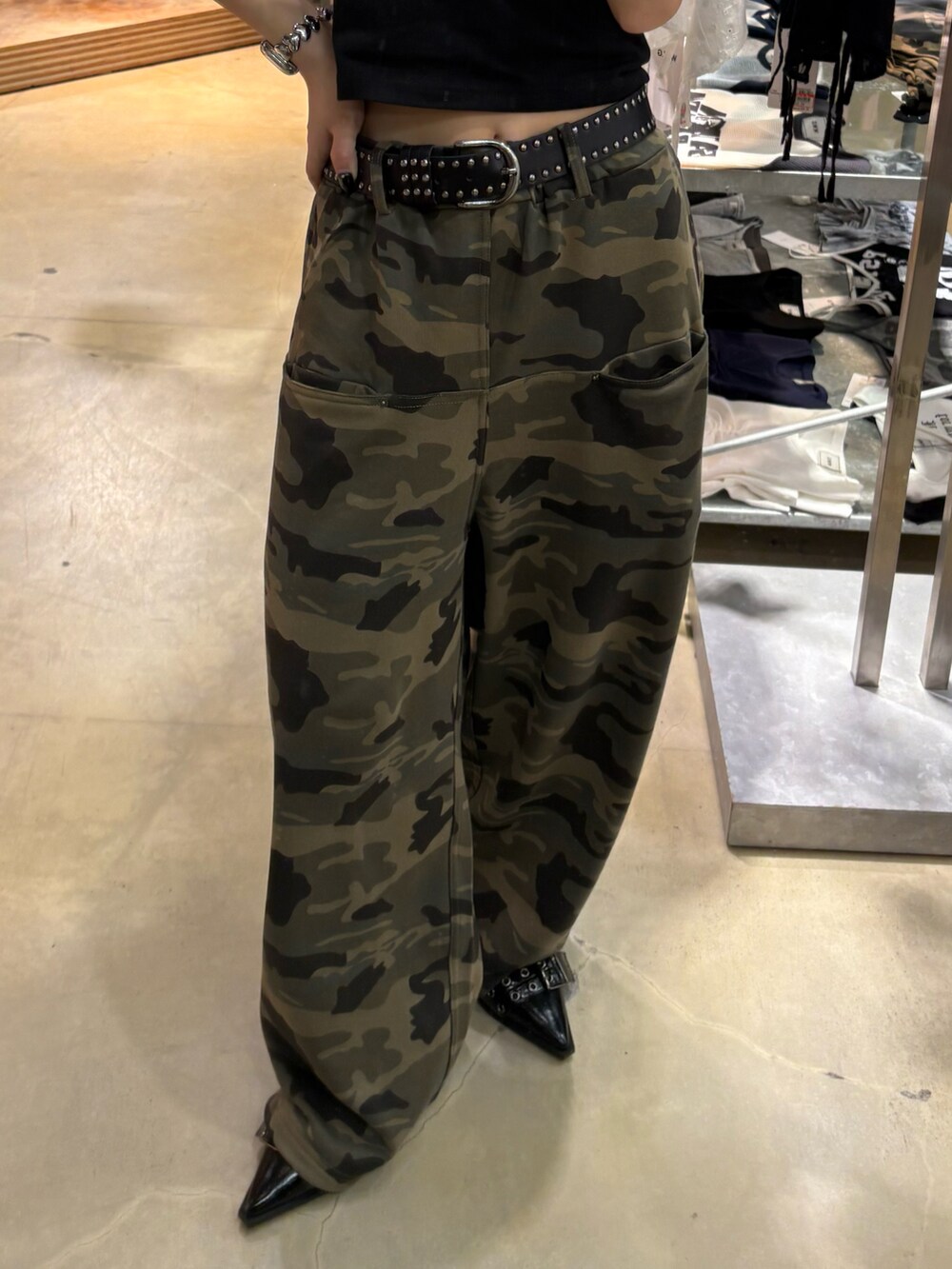 グリーン系のスウェットパンツ、ブラック系のTシャツ/カットソー、ブラック系のパンプスを着用したレディースの夏コーディネートの2枚目の写真