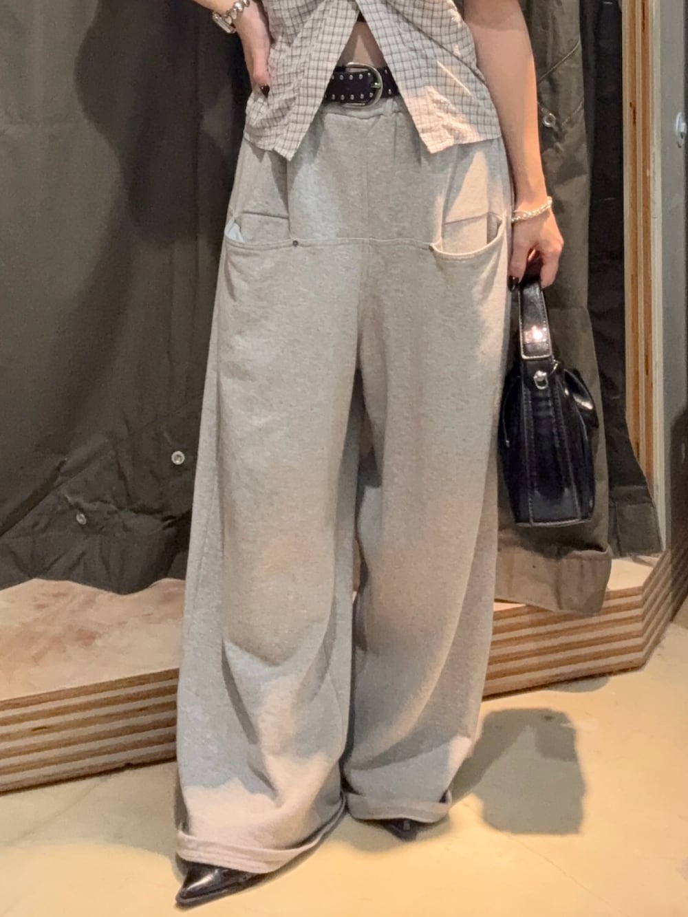 ホワイト系のシャツ/ブラウス、ブラック系のショルダーバッグ、グレー系のスウェットパンツを着用したレディースの夏コーディネートの3枚目の写真