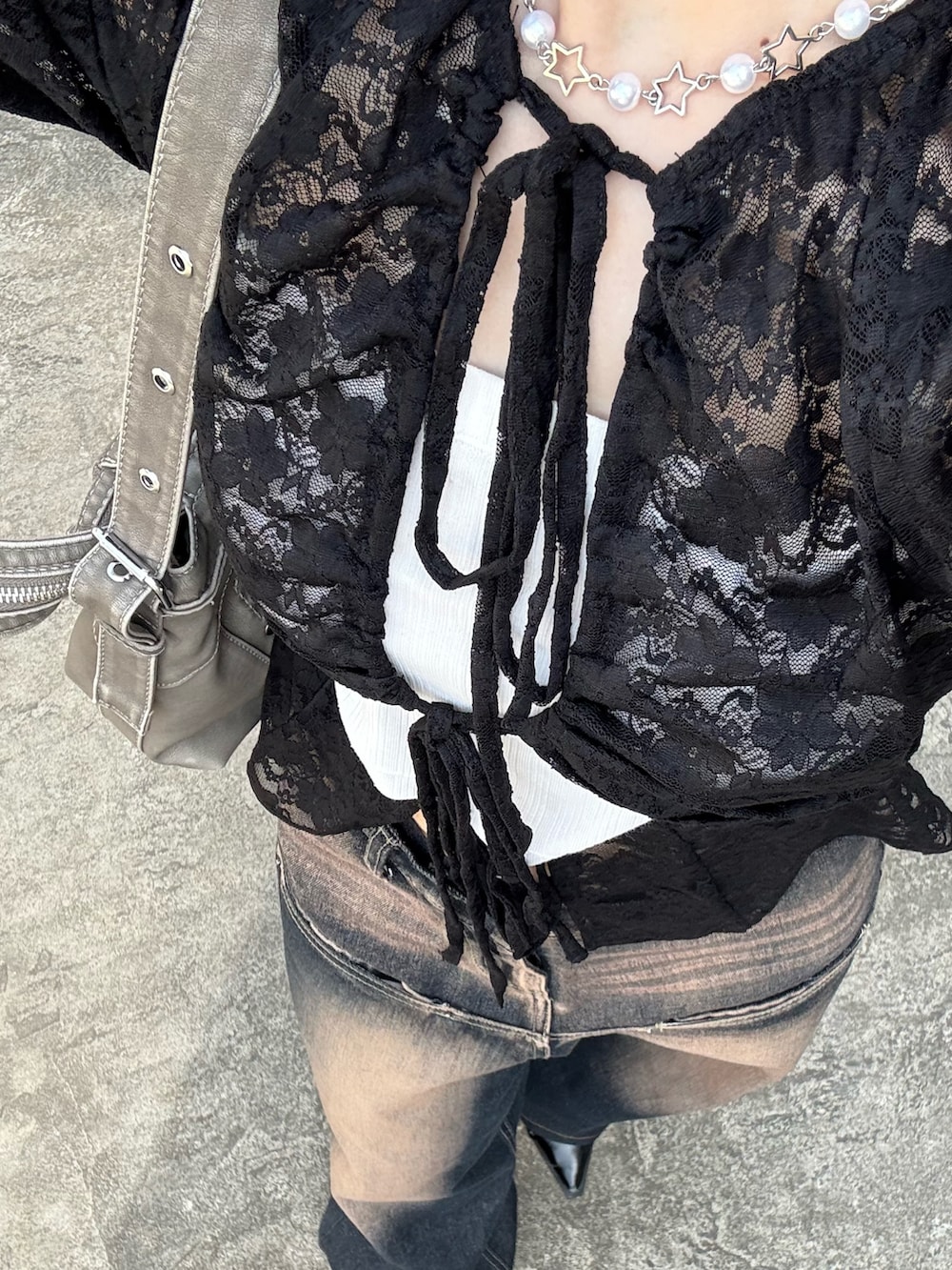 ブラック系のシャツ/ブラウス、ブルー系のデニムパンツ、ブラック系のパンプスを着用したレディースの夏コーディネートの3枚目の写真