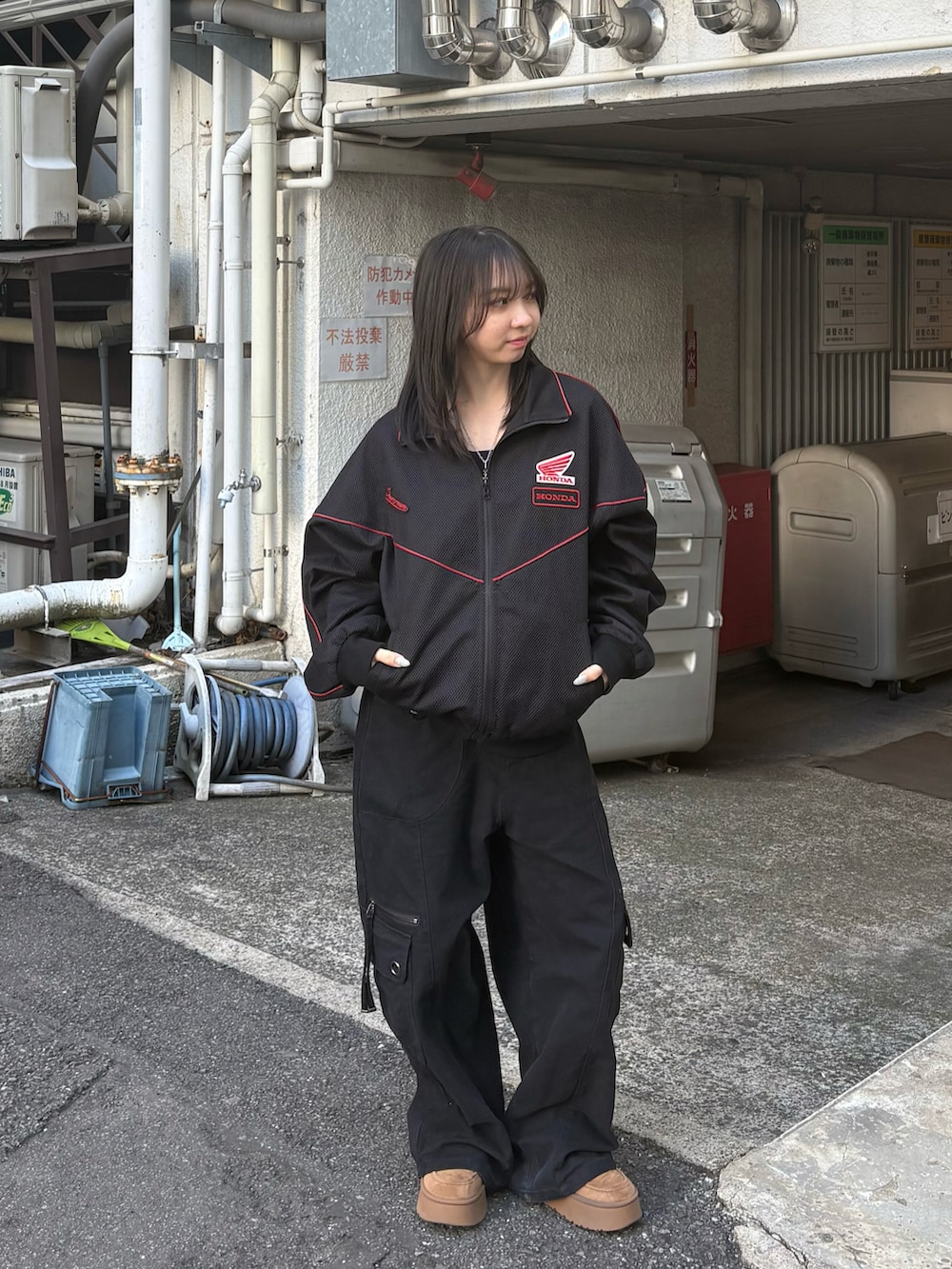 ブラック系のジャケット/アウターを着用したレディースの冬コーディネートの2枚目の写真