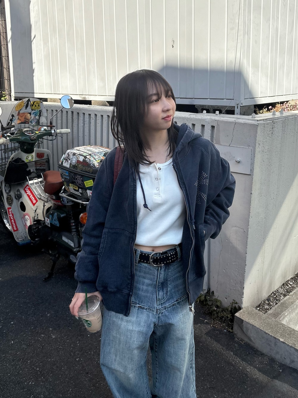 ホワイト系のTシャツ/カットソー、ブルー系のパーカー、ブルー系のデニムパンツを着用したレディースの冬コーディネートの3枚目の写真