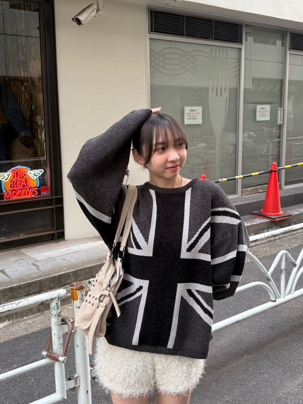 グレー系のニット/セーター、ホワイト系のその他パンツ、ホワイト系のショルダーバッグを着用したレディースの秋コーディネートの2枚目の写真