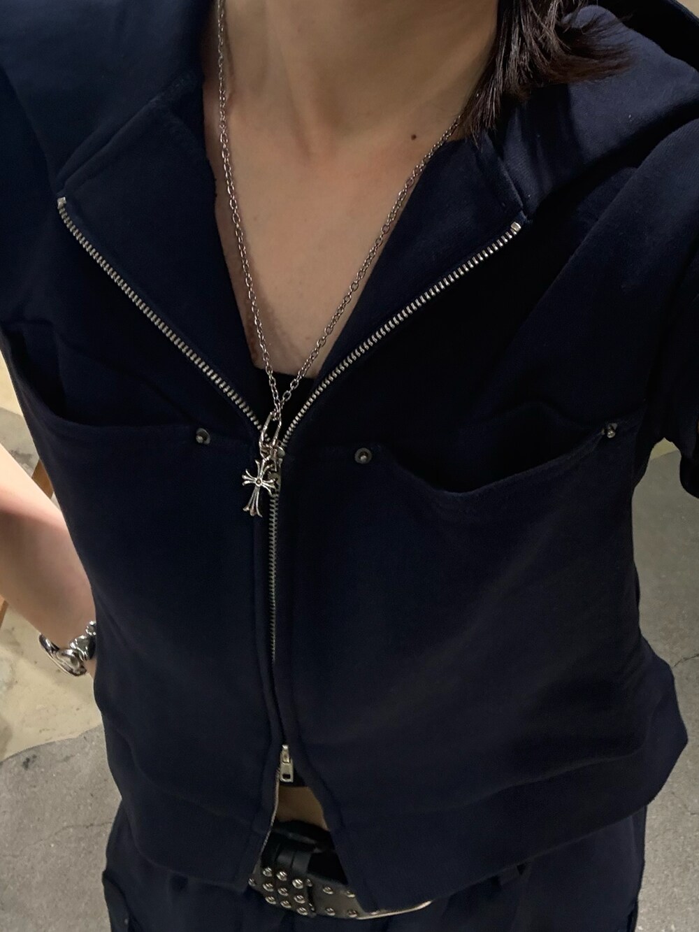 ブルー系のパーカー、ブルー系のスウェットパンツ、ブラック系のパンプスを着用したレディースの夏コーディネートの3枚目の写真