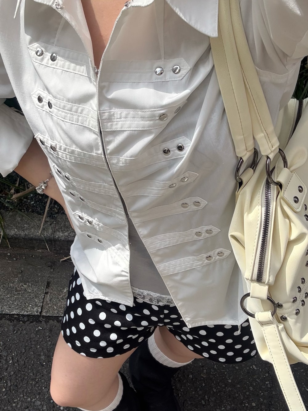 ブラック系のその他パンツ、ホワイト系のシャツ/ブラウス、イエロー系のショルダーバッグを着用したレディースの春コーディネートの3枚目の写真