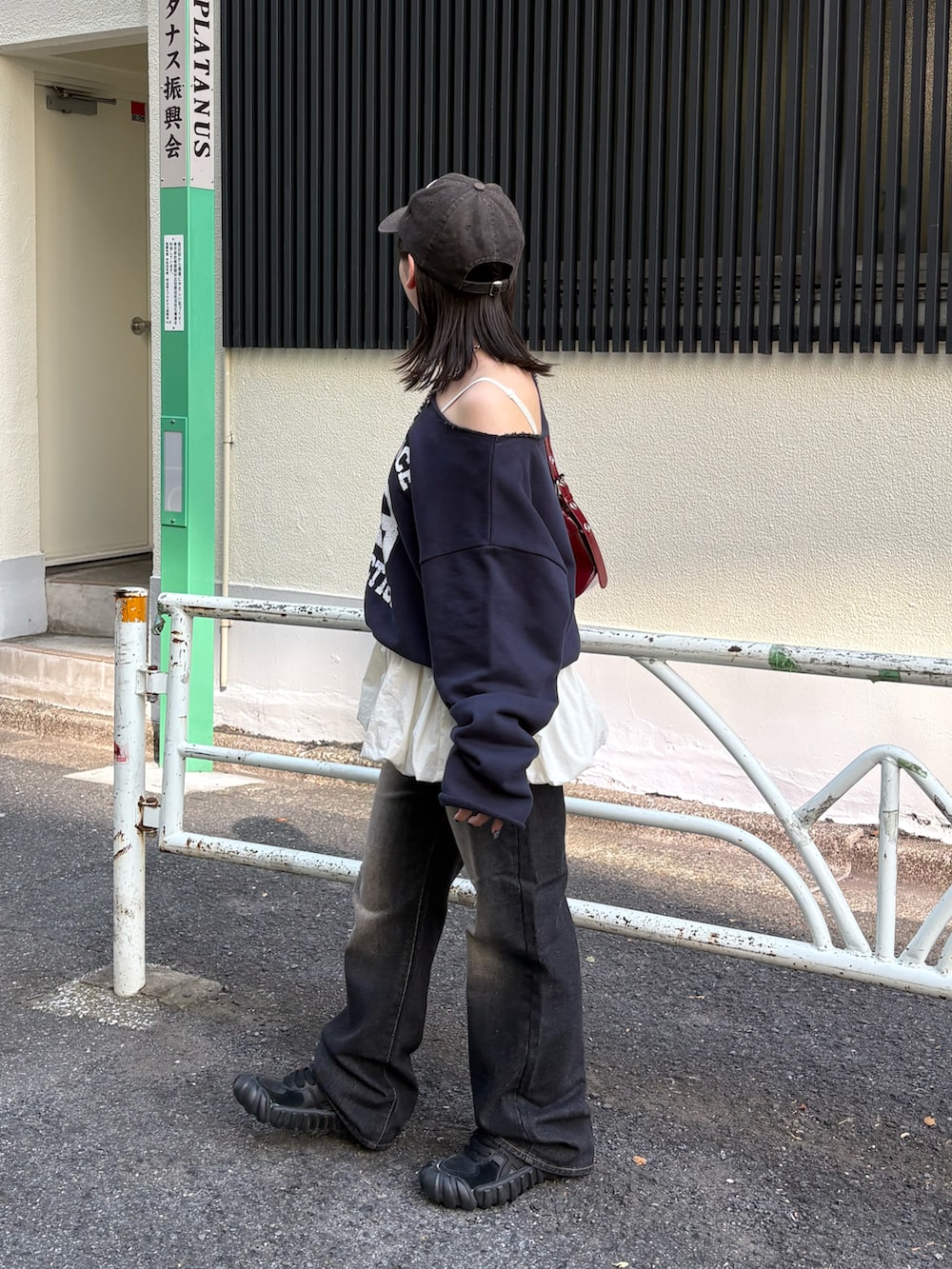 ブルー系のスウェット、ホワイト系のワンピース、シルバー系のネックレスを着用したレディースの秋コーディネートの2枚目の写真