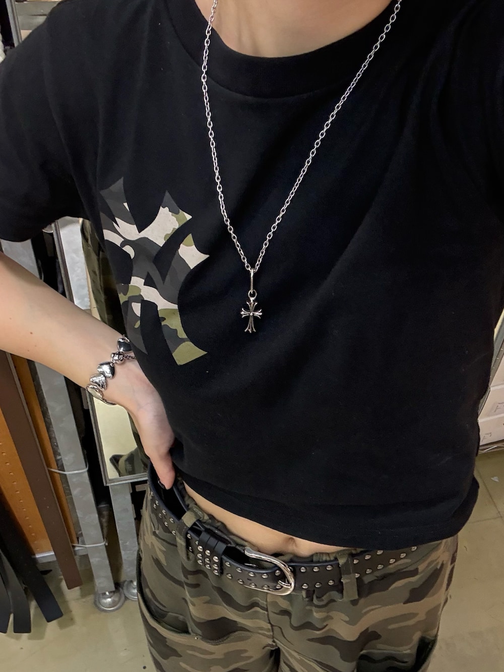 グリーン系のスウェットパンツ、ブラック系のTシャツ/カットソー、ブラック系のパンプスを着用したレディースの夏コーディネートの3枚目の写真