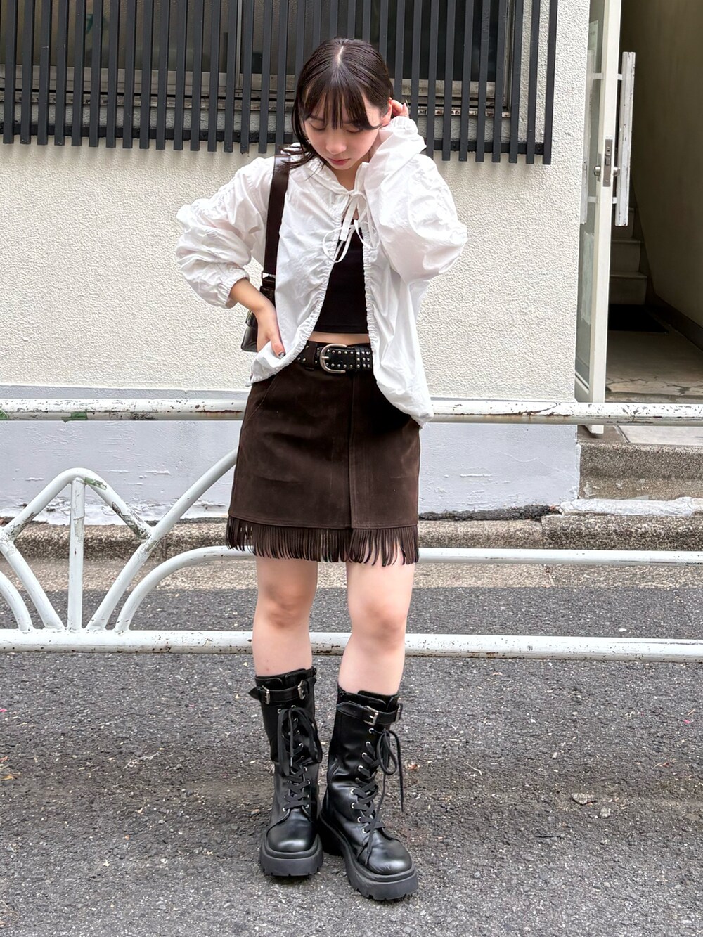 ホワイト系のブルゾン、ブラウン系のスカート、ブラック系のベルトを着用したレディースの秋コーディネートの3枚目の写真