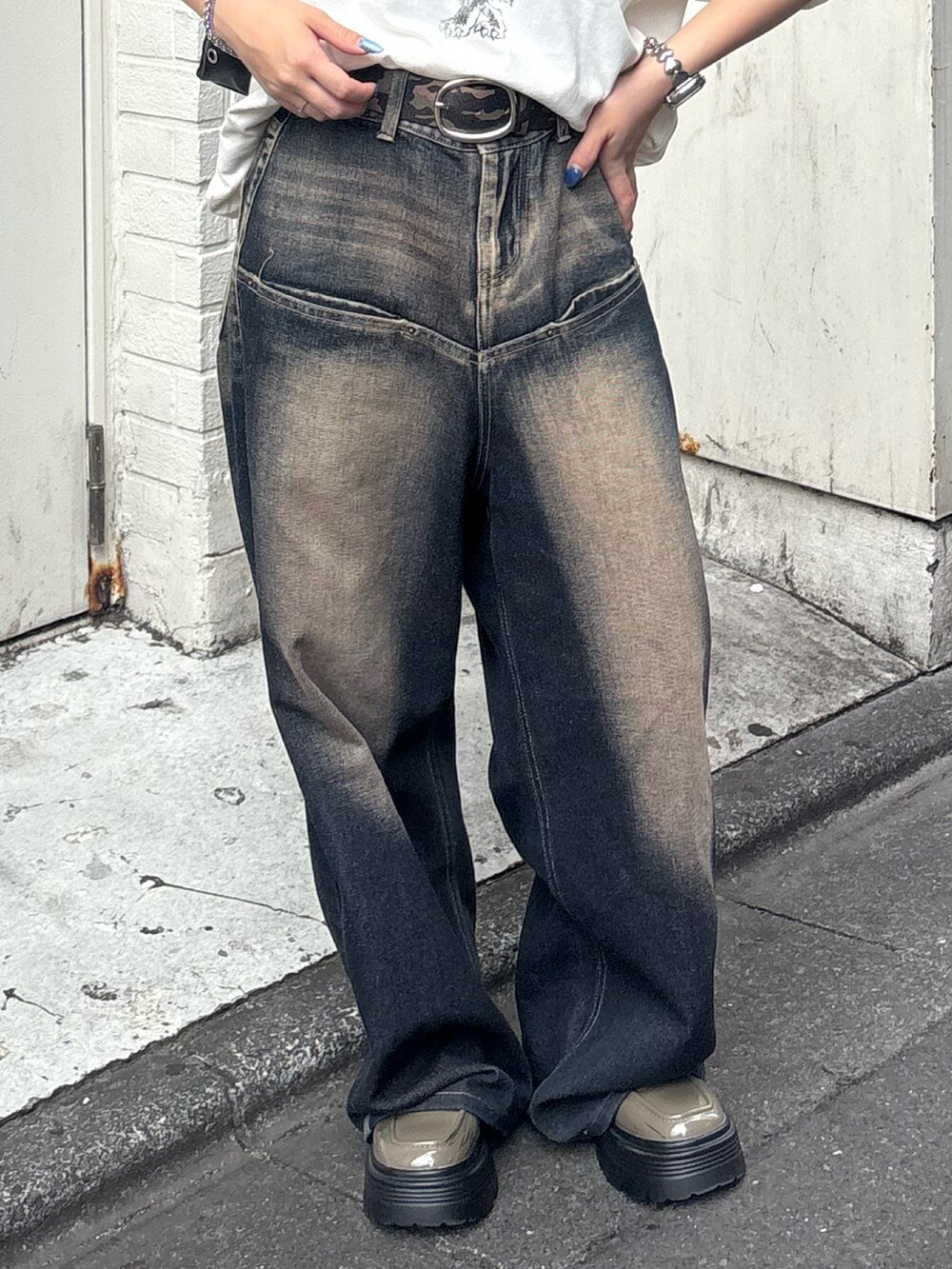 ブルー系のデニムパンツ、ホワイト系のTシャツ/カットソー、ブラック系のショルダーバッグを着用したレディースの夏コーディネートの3枚目の写真