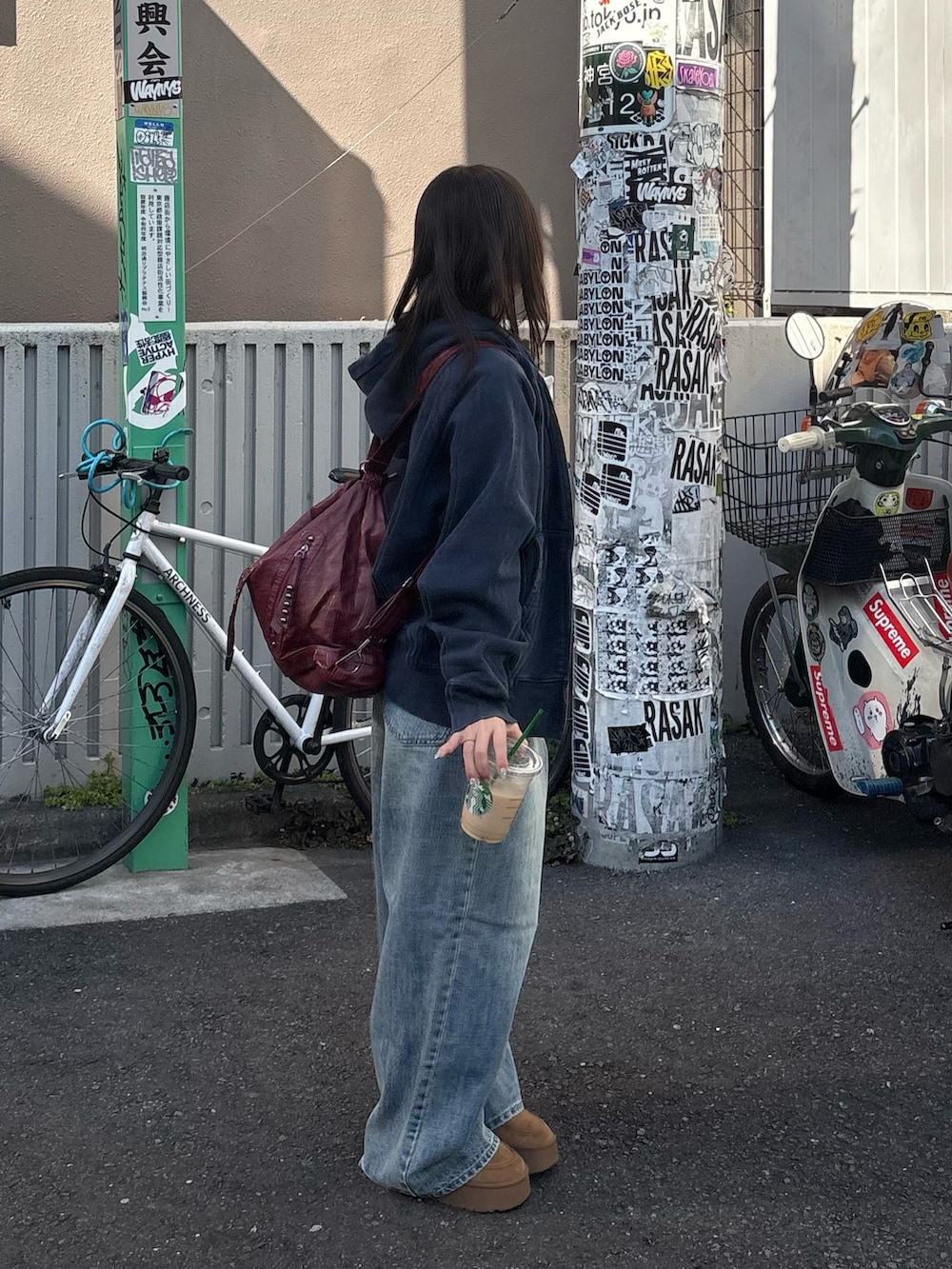 ホワイト系のTシャツ/カットソー、ブルー系のパーカー、ブルー系のデニムパンツを着用したレディースの冬コーディネートの2枚目の写真