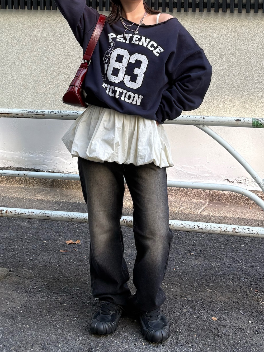 ブルー系のスウェット、ホワイト系のワンピース、シルバー系のネックレスを着用したレディースの秋コーディネートの3枚目の写真