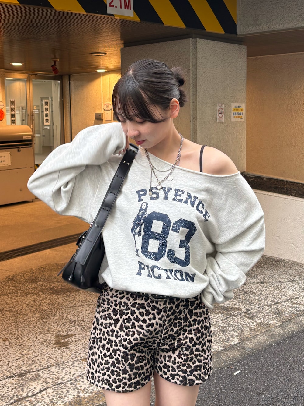 ブラウン系のその他パンツ、グレー系のスウェット、ブラック系のショルダーバッグを着用したレディースの秋コーディネートの2枚目の写真