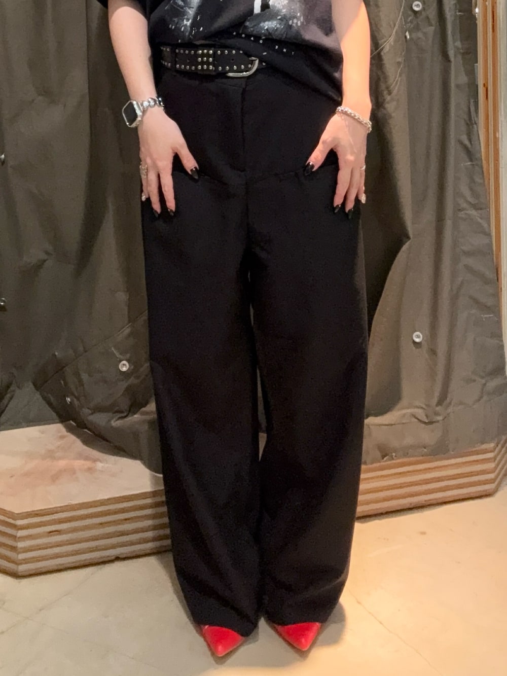 ブラック系のショルダーバッグ、ブラック系のTシャツ/カットソー、ブラック系のスラックスを着用したレディースの夏コーディネートの3枚目の写真