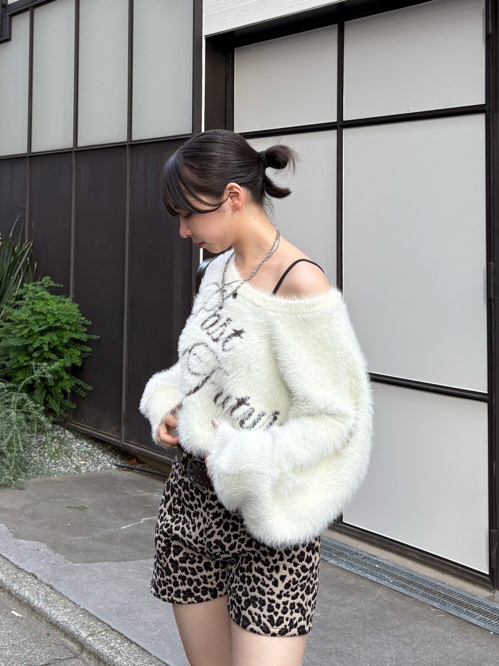 ホワイト系のニット/セーター、ブラウン系のその他パンツ、ブラウン系のベルトを着用したレディースの秋コーディネートの2枚目の写真