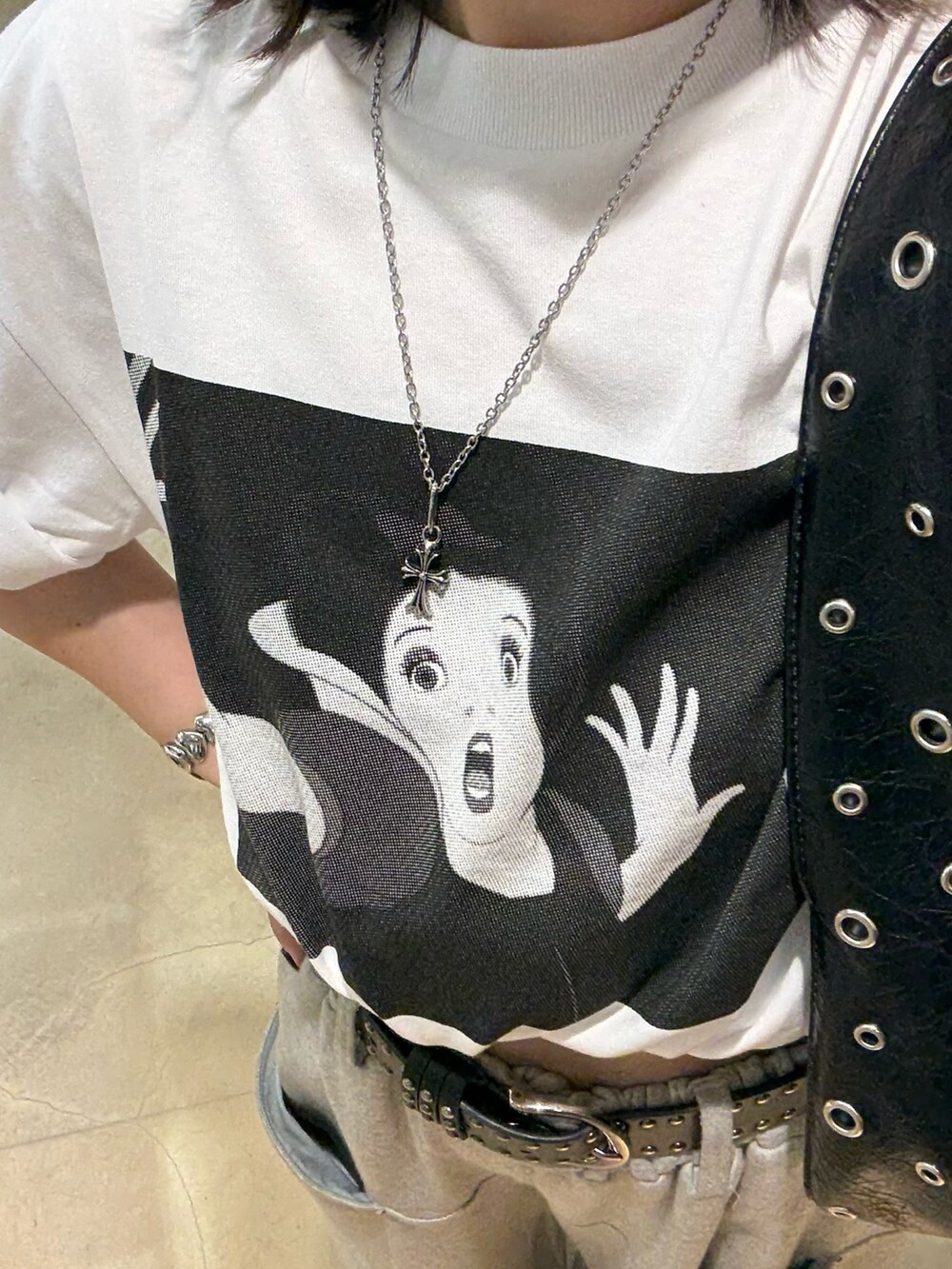 ホワイト系のTシャツ/カットソー、ブラック系のショルダーバッグ、グレー系のスウェットパンツを着用したレディースの夏コーディネートの2枚目の写真
