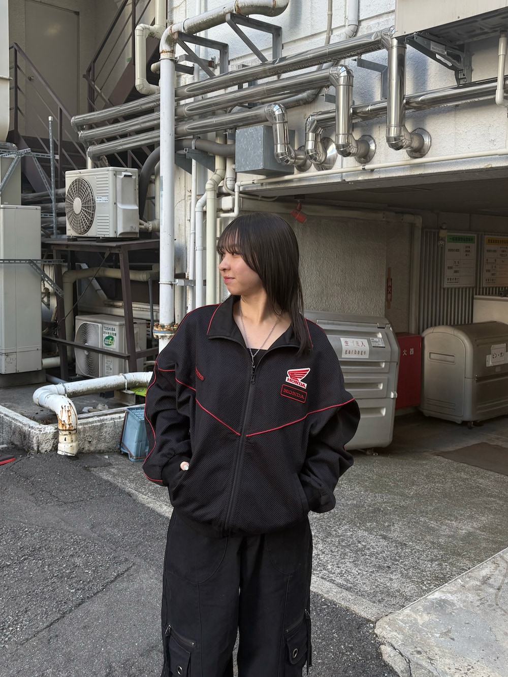 ブラック系のジャケット/アウターを着用したレディースの冬コーディネートの3枚目の写真