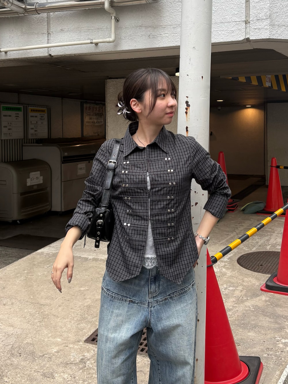 ブラック系のシャツ/ブラウス、グレー系のキャミソール、ブルー系のデニムパンツを着用したレディースの春コーディネートの2枚目の写真