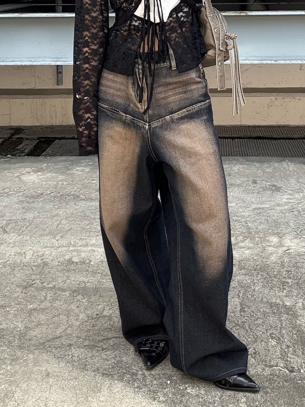ブラック系のシャツ/ブラウス、ブルー系のデニムパンツ、ブラック系のパンプスを着用したレディースの夏コーディネートの2枚目の写真
