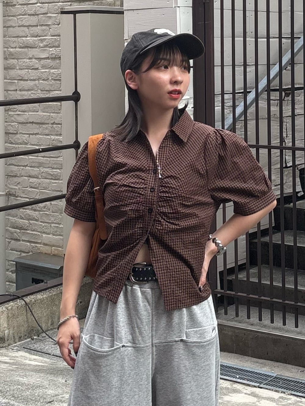 ブラウン系のシャツ/ブラウス、グレー系のスウェットパンツ、ブラック系のベルトを着用したレディースの夏コーディネートの2枚目の写真