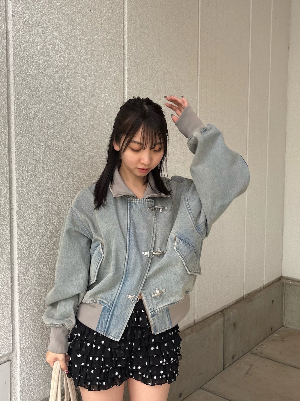 ブルー系のブルゾン、ブラック系のその他パンツ、ホワイト系のショルダーバッグを着用したレディースの冬コーディネートの2枚目の写真