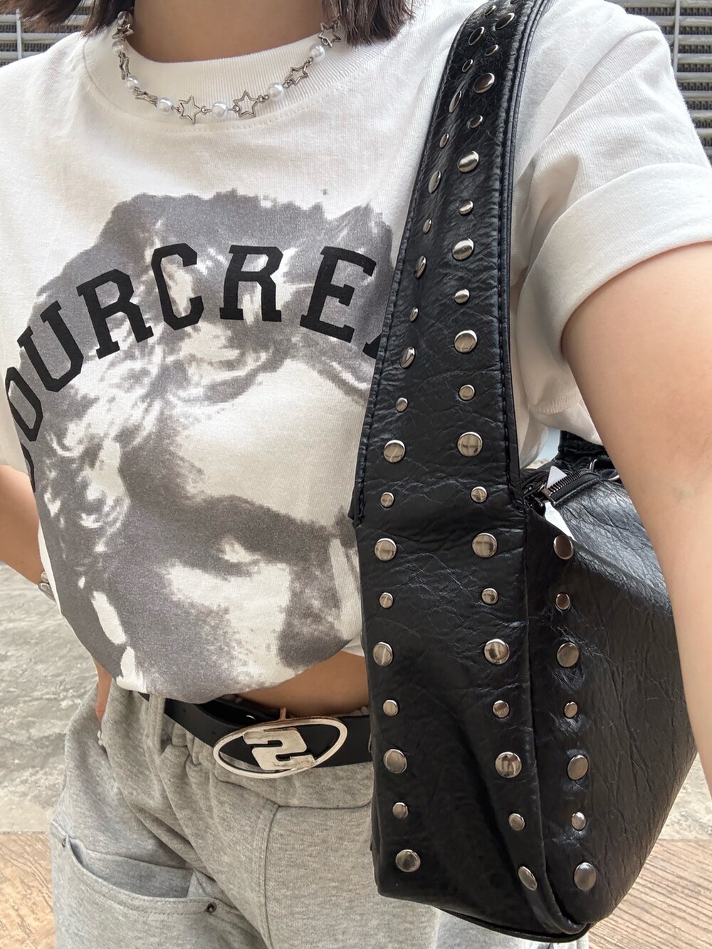 ブラック系のパンプス、グレー系のスウェットパンツ、ホワイト系のTシャツ/カットソーを着用したレディースの夏コーディネートの3枚目の写真