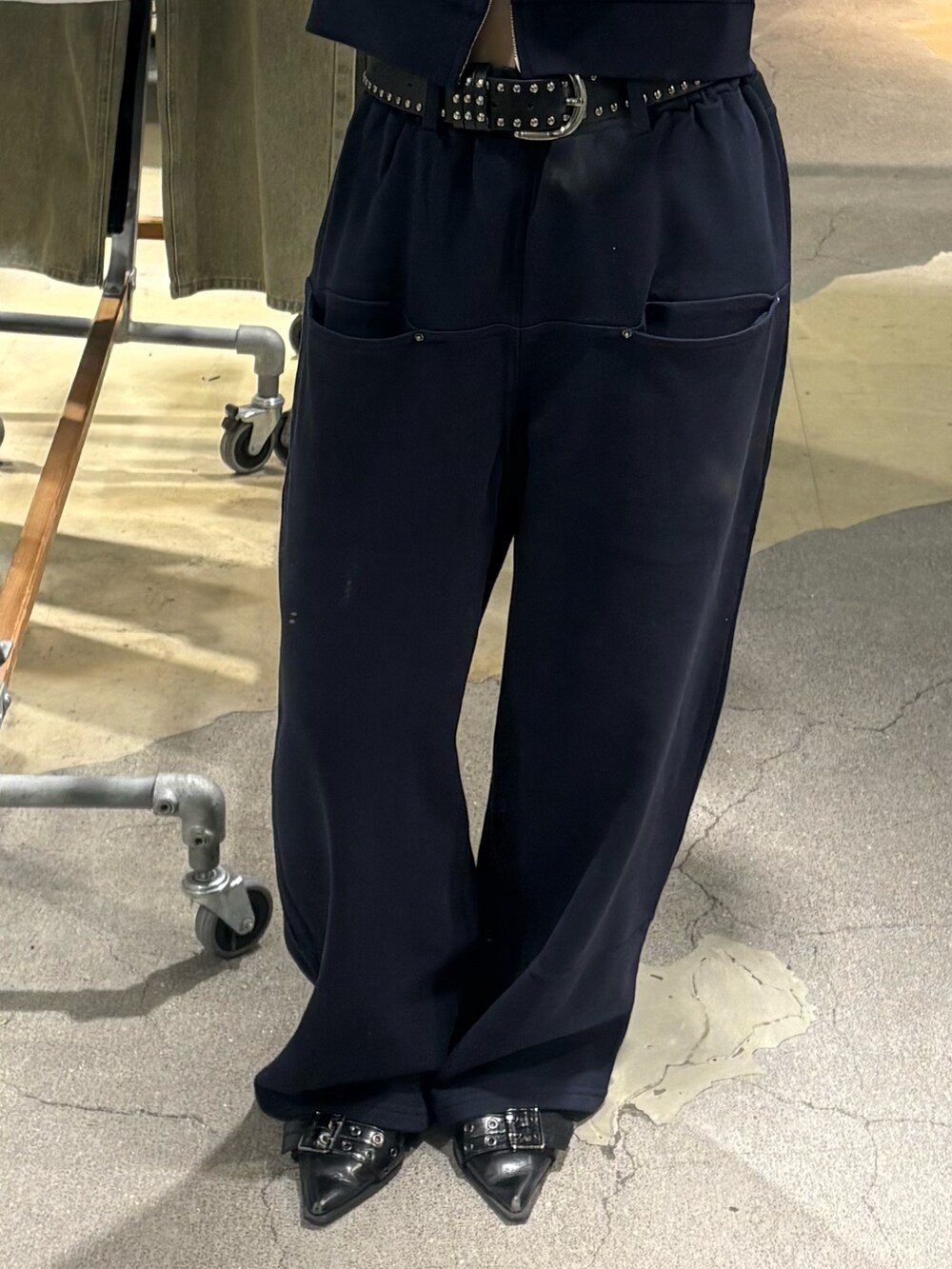 ブルー系のパーカー、ブルー系のスウェットパンツ、ブラック系のパンプスを着用したレディースの夏コーディネートの2枚目の写真