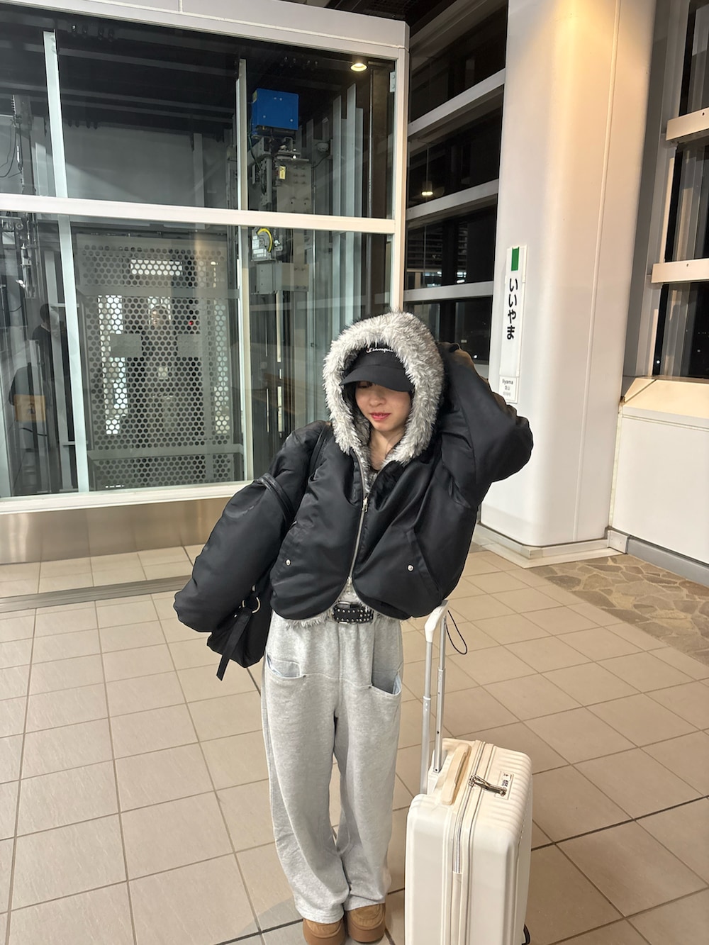 ブラック系のブルゾン、グレー系のスウェットパンツ、ブラック系のボストンバッグを着用したレディースの冬コーディネートの2枚目の写真