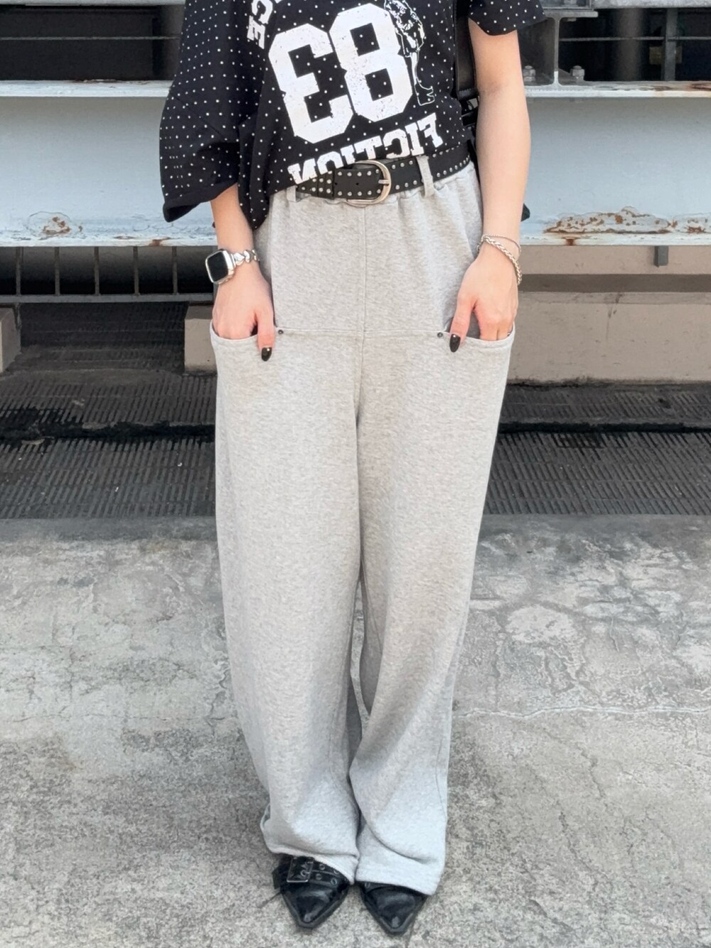 ブラック系のTシャツ/カットソー、グレー系のスウェットパンツ、ブラック系のパンプスを着用したレディースの夏コーディネートの3枚目の写真