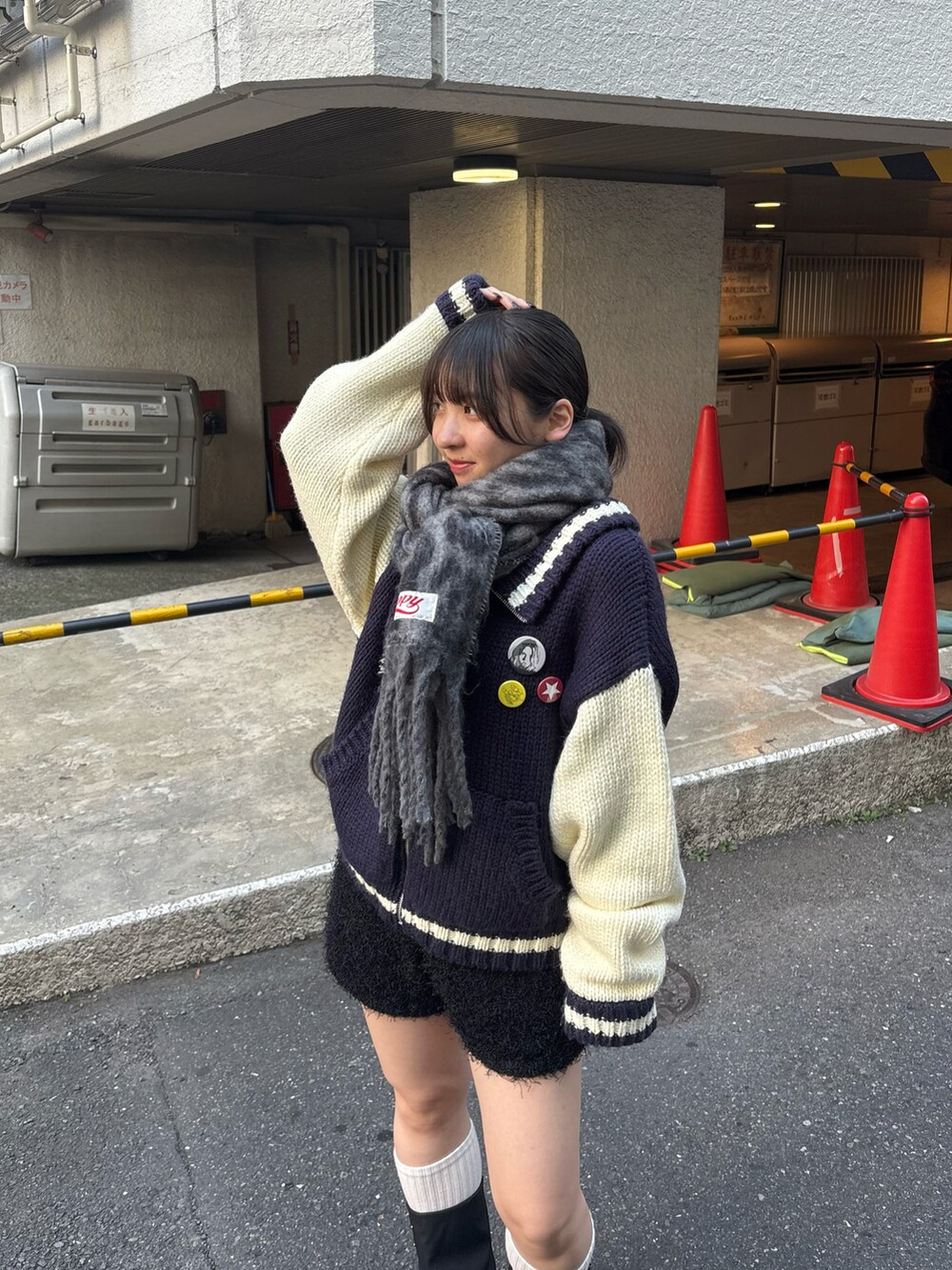 ブルー系のトップス、グレー系のマフラーを着用したレディースの冬コーディネートの2枚目の写真