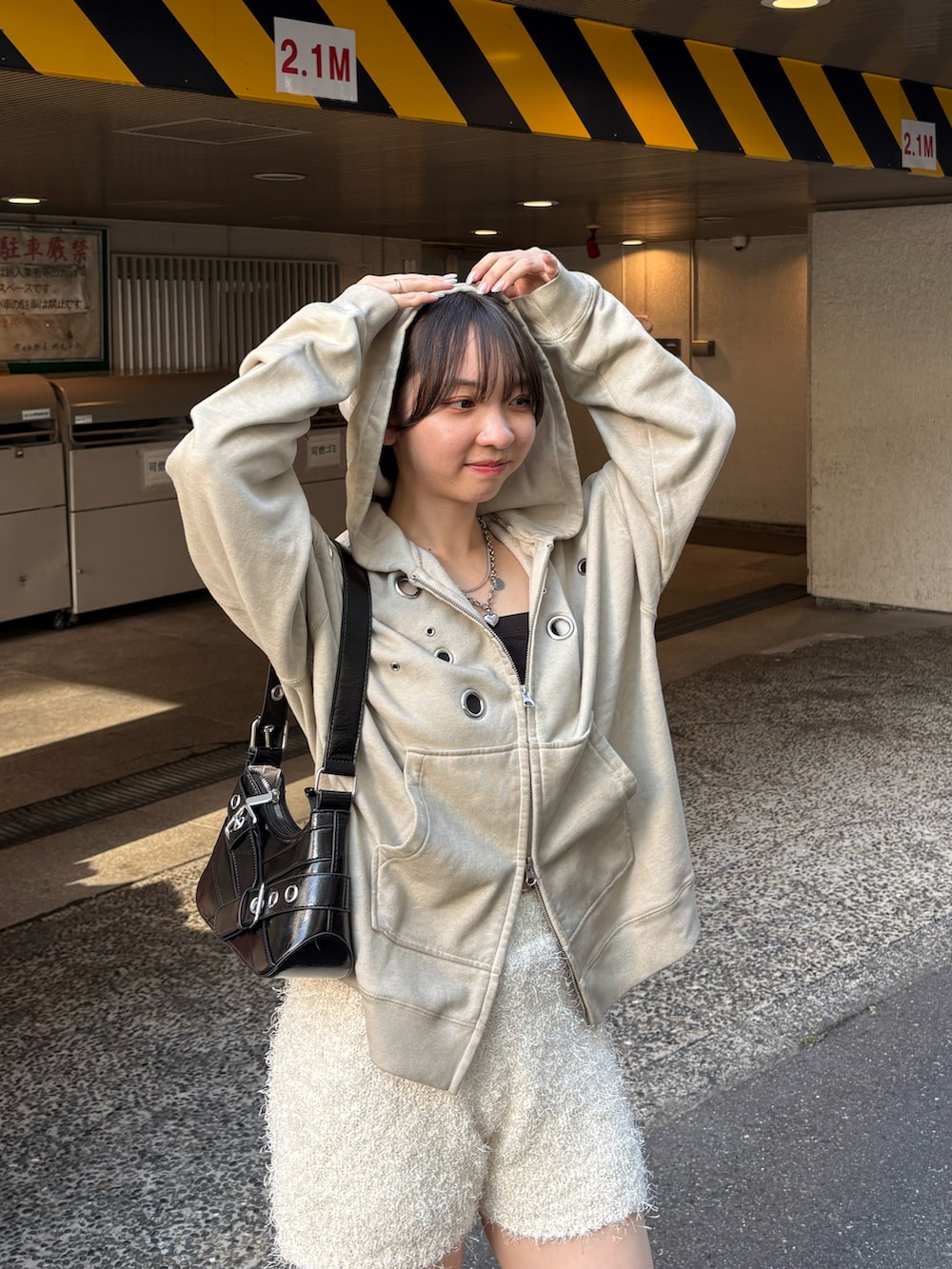 ホワイト系のパーカー、ホワイト系のその他パンツ、シルバー系のネックレスを着用したレディースの秋コーディネートの2枚目の写真