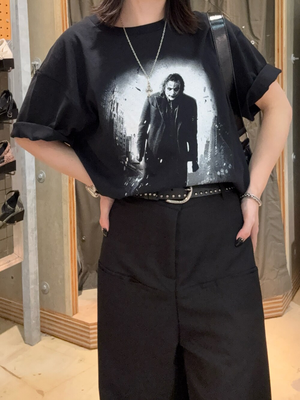 ブラック系のショルダーバッグ、ブラック系のTシャツ/カットソー、ブラック系のスラックスを着用したレディースの夏コーディネートの2枚目の写真